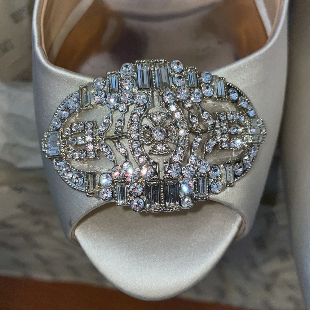 Badgley Mischka beautiful in excellent condition with box and dust bag. 8-1/2. - Picture 14 of 14